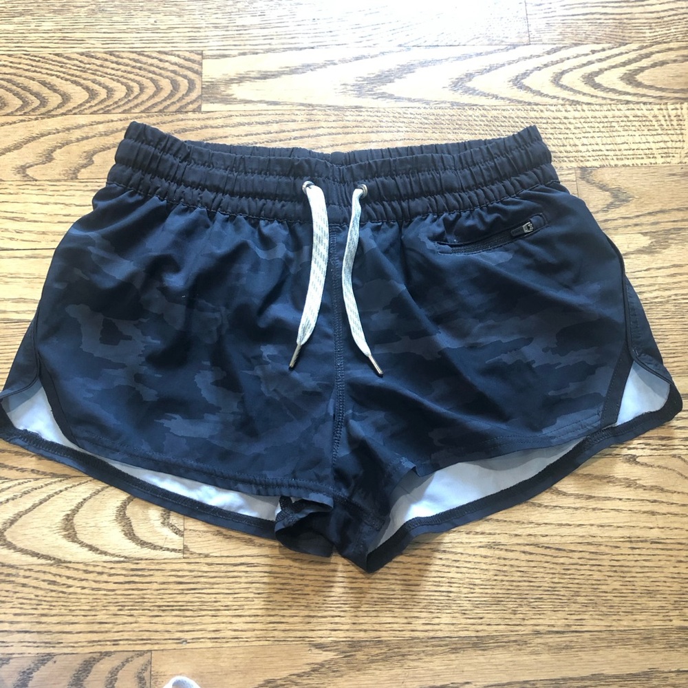 Vuori Clementine Shorts Black Camo